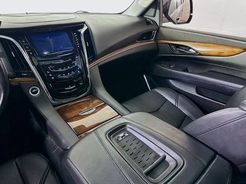 Used 2016 Cadillac Escalade Luxury image 25