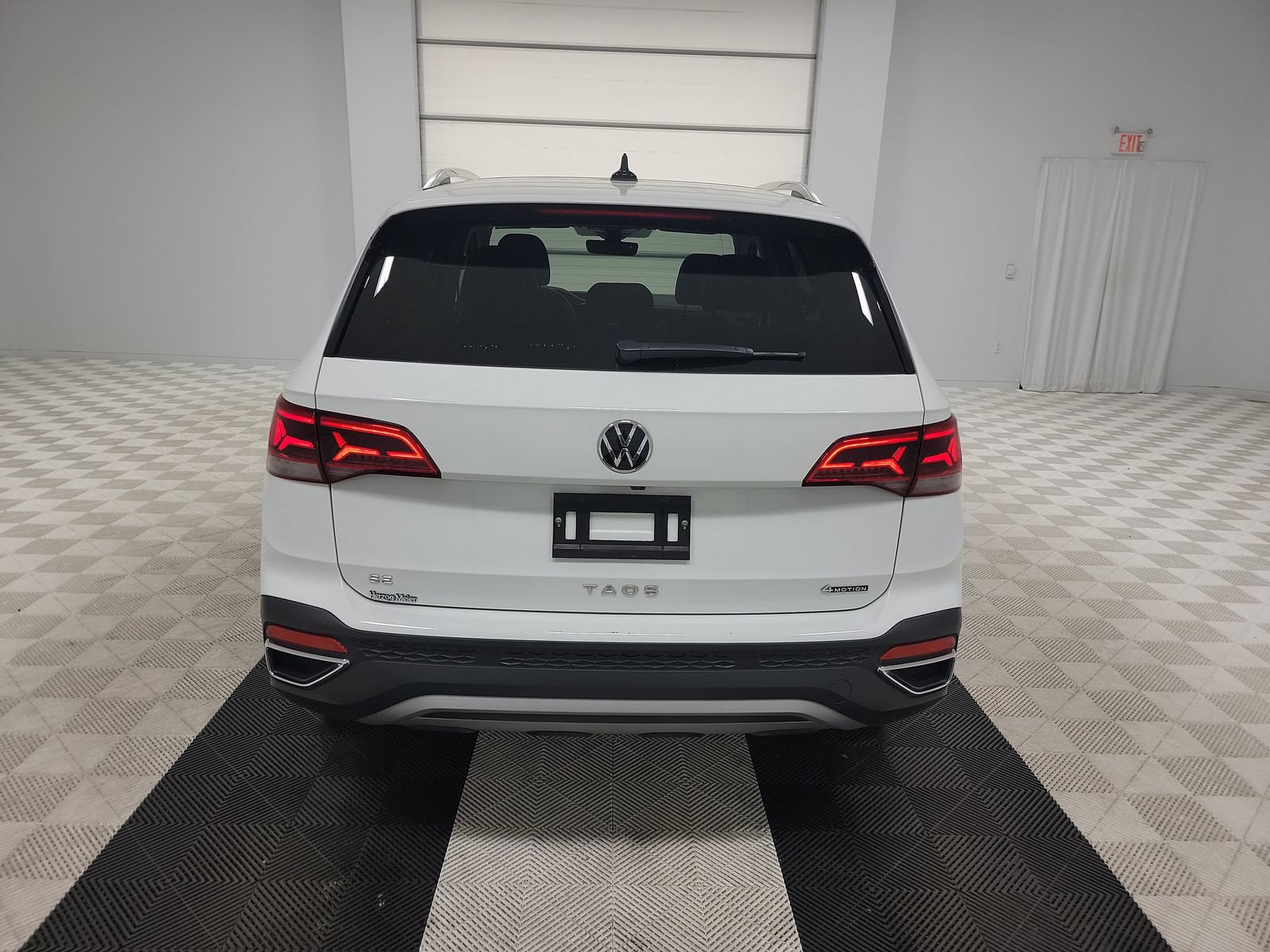 Used 2023 Volkswagen Taos SE w/ Panoramic Sunroof Package AWD/4WD image 7