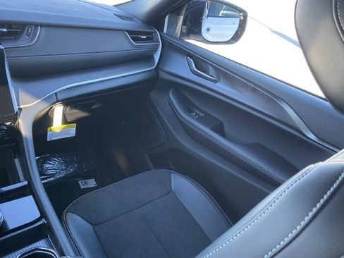 New 2025 Jeep Grand Cherokee Altitude image 34