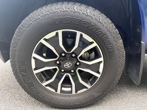 Used 2022 Toyota Tacoma TRD Sport w/ Technology Package AWD/4WD image 9