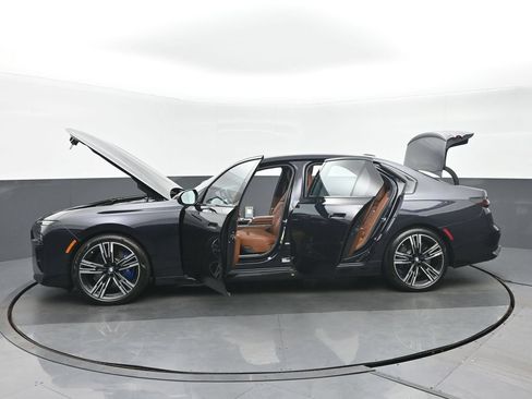 Used 2023 BMW 760i xDrive w/ Luxury Rear Seating Package AWD/4WD image 40