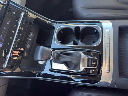 Used 2024 Kia Carnival EX image 21