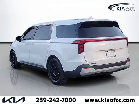 Used 2025 Kia Carnival LX FWD image 4