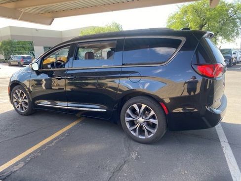 Used 2017 Chrysler Pacifica Limited w/ UConnect Theater Package FWD image 2