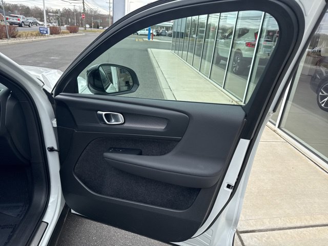 Certified 2025 Volvo XC40 B5 Plus AWD/4WD image 13