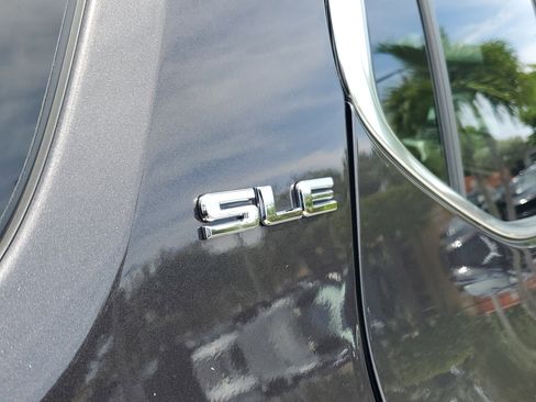 Used 2018 GMC Acadia SLE w/ LPO, Cargo Package FWD image 8