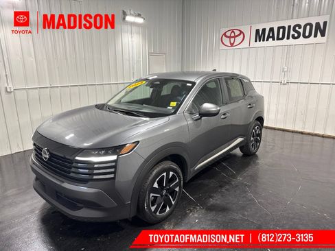 Used 2025 Nissan Kicks SV AWD/4WD image 1