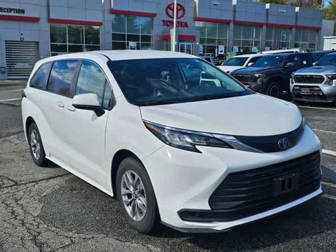 Used 2022 Toyota Sienna LE image 3