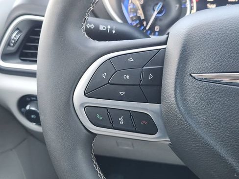Used 2024 Chrysler Pacifica Touring-L FWD image 26