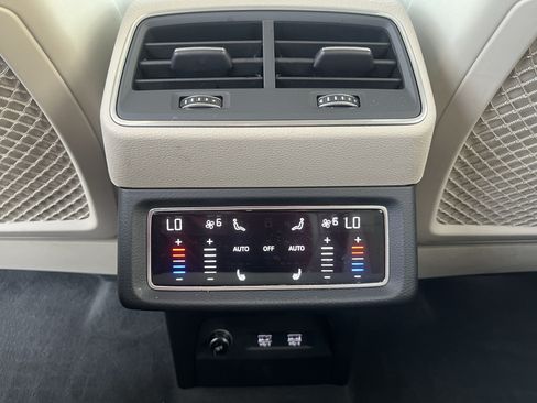 Used 2019 Audi e-tron Prestige w/ Prestige Package AWD/4WD image 28