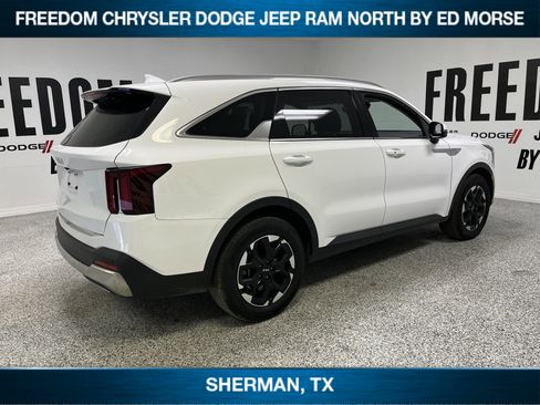 Used 2024 Kia Sorento S image 4