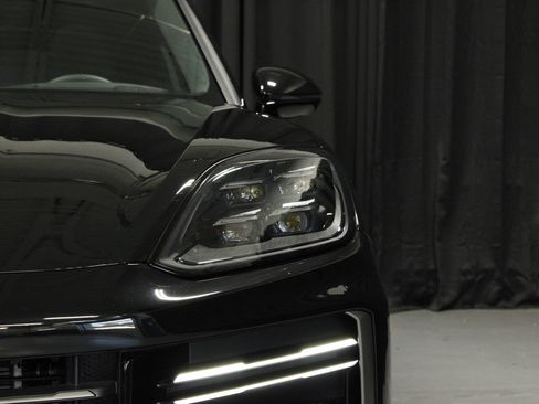 Certified 2025 Porsche Cayenne Turbo w/ Premium Package Plus AWD/4WD image 13