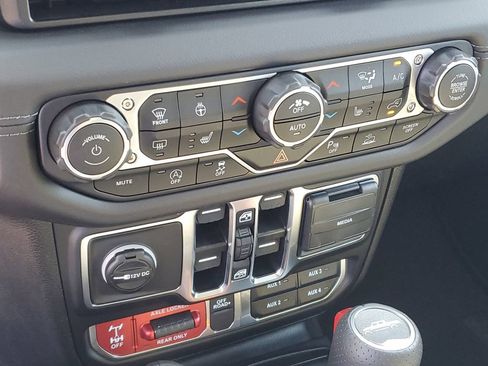 Used 2025 Jeep Gladiator Mojave AWD/4WD image 23