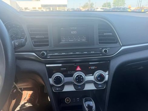Used 2019 Hyundai Elantra SE FWD image 16