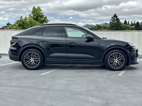 Used 2025 Porsche Macan 4 Electric AWD/4WD image 9