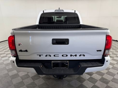 Used 2020 Toyota Tacoma SR5 AWD/4WD image 9