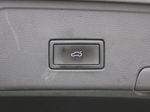 Certified 2021 Volkswagen Atlas Cross Sport SE image 28