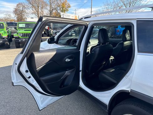 Used 2021 Jeep Cherokee Limited image 31