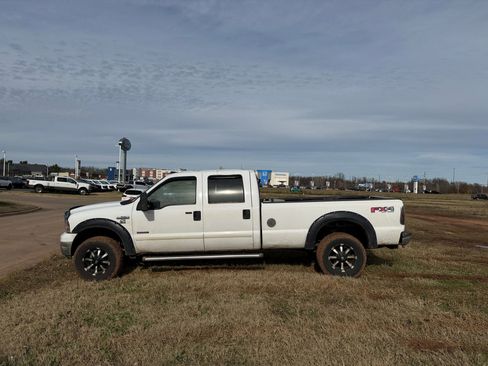 Used 2005 Ford F350 Lariat image 2
