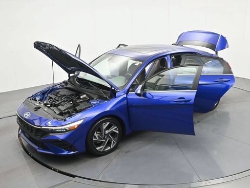 Used 2025 Hyundai Elantra SEL FWD image 38