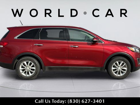 Used 2018 Kia Sorento FWD V6 image 4