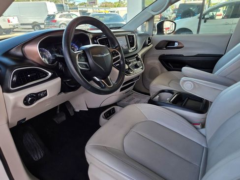 Used 2021 Chrysler Voyager Lxi image 12