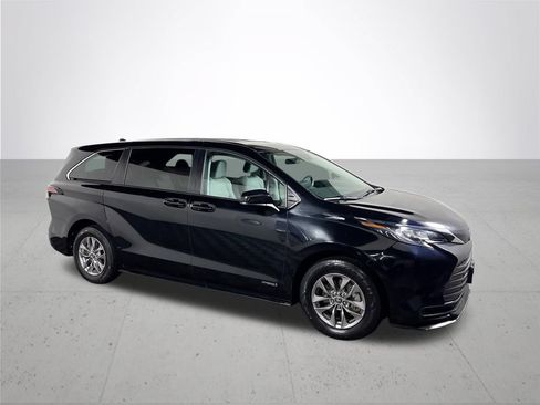 Used 2021 Toyota Sienna LE FWD image 4