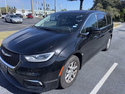 Used 2024 Chrysler Pacifica Touring-L image 1