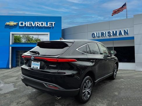 Used 2022 Toyota Venza LE image 3