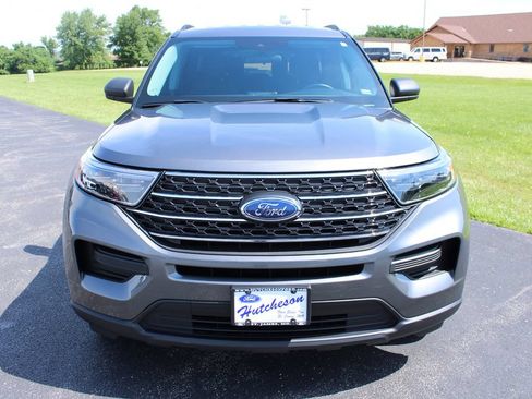 Used 2024 Ford Explorer XLT AWD/4WD image 2