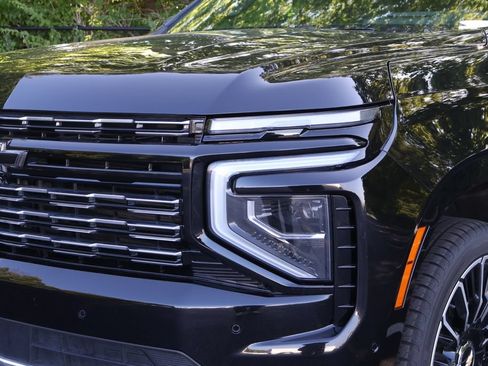 Used 2025 Chevrolet Suburban High Country AWD/4WD image 3