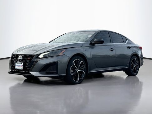 Used 2023 Nissan Altima 2.5 SR w/ SR Premium Package image 11