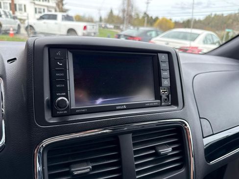 Used 2020 Dodge Grand Caravan SXT FWD image 17