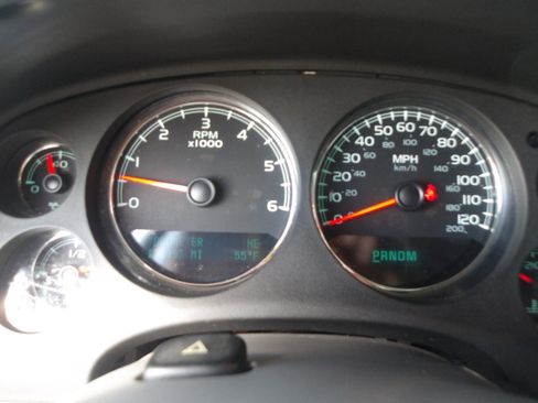 Used 2014 Chevrolet Suburban LT image 21