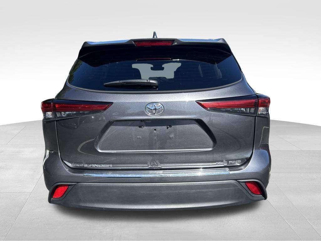 Used 2023 Toyota Highlander XLE AWD/4WD image 5
