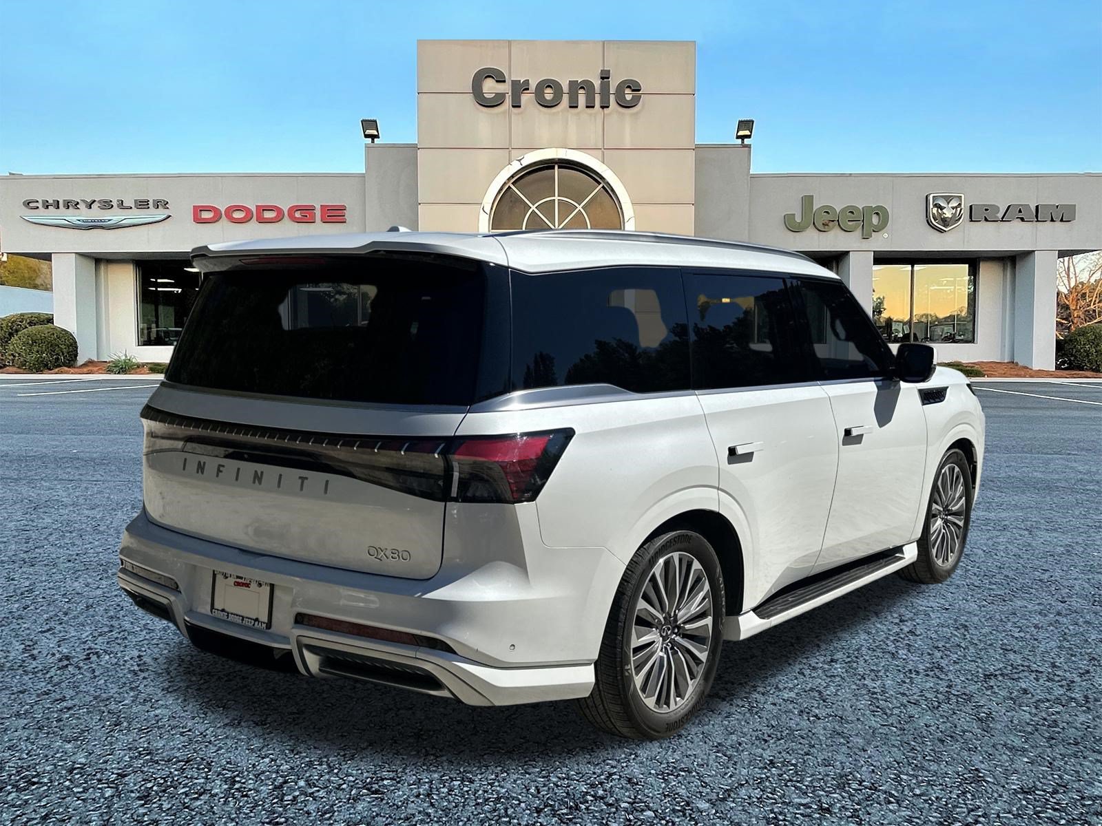 Used 2025 INFINITI QX80 Luxe RWD image 3