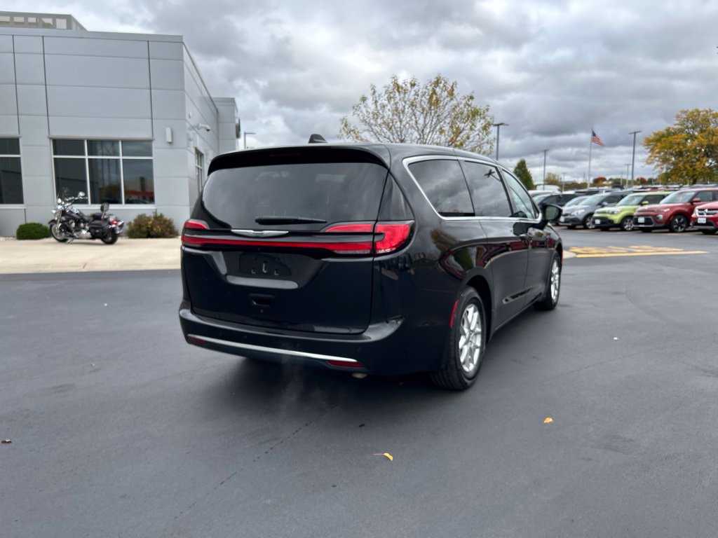 Used 2023 Chrysler Pacifica Touring-L FWD image 6