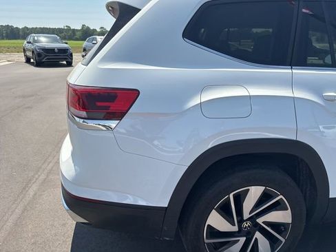 Used 2024 Volkswagen Atlas SE w/ Panoramic Sunroof Package FWD image 11