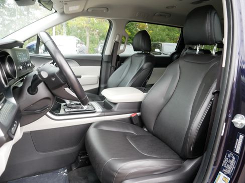 Certified 2024 Kia Carnival LX image 34