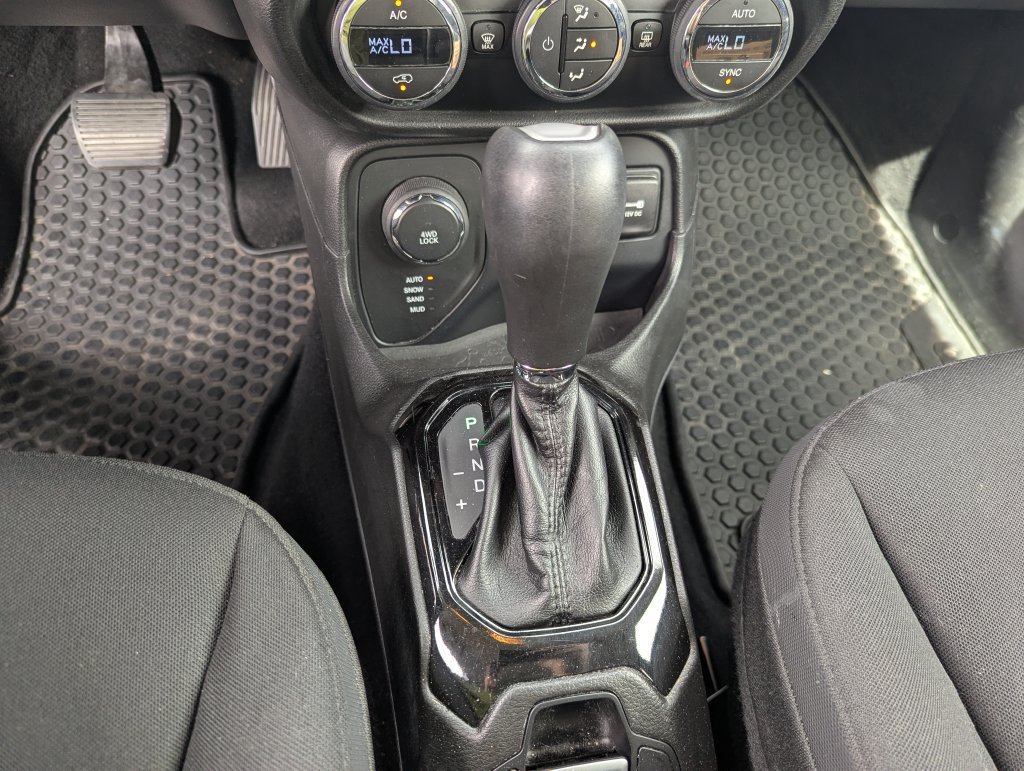 Used 2016 Jeep Renegade Latitude AWD/4WD image 13