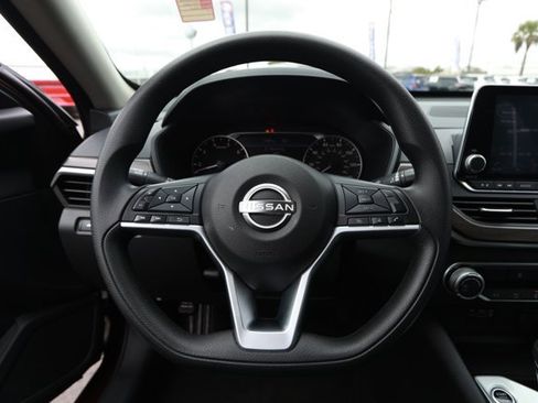 Used 2024 Nissan Altima 2.5 SV image 11