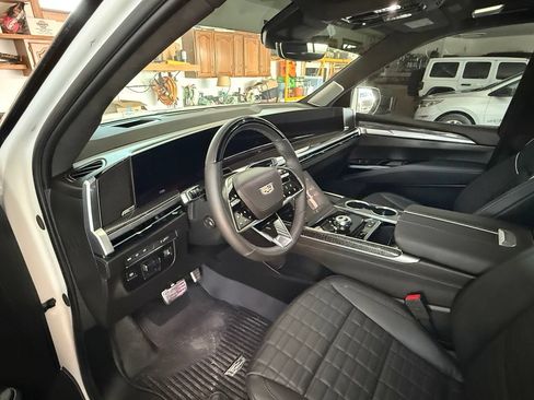 Used 2025 Cadillac Escalade ESV V AWD/4WD image 5