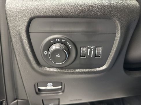 Used 2022 Jeep Grand Cherokee Overland w/ Luxury Tech Group IV AWD/4WD image 19