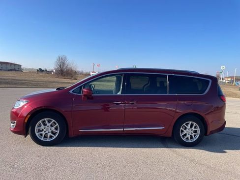 Used 2020 Chrysler Pacifica Touring-L w/ Advanced Safetytec Group image 5
