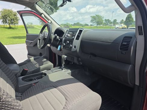 Used 2014 Nissan Frontier SV w/ SV Value Truck Package AWD/4WD image 16