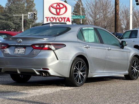 Used 2021 Toyota Camry SE image 3