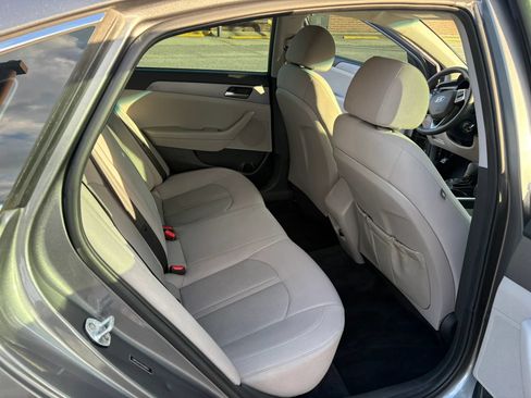 Used 2019 Hyundai Sonata SE w/ Winter Weather Package FWD image 2