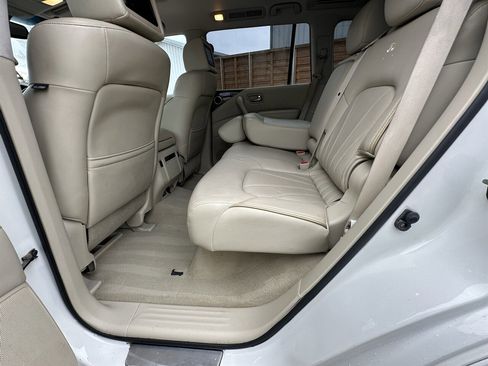 Used 2014 INFINITI QX80 4WD w/ Deluxe Touring Package image 8
