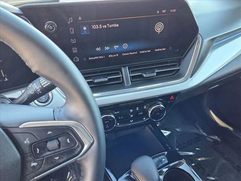 Used 2025 Chevrolet Trax LT w/ LT Convenience Package image 14