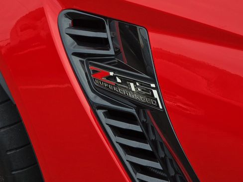 Used 2015 Chevrolet Corvette Z06 w/ 3LZ Preferred Equipment Group RWD image 26